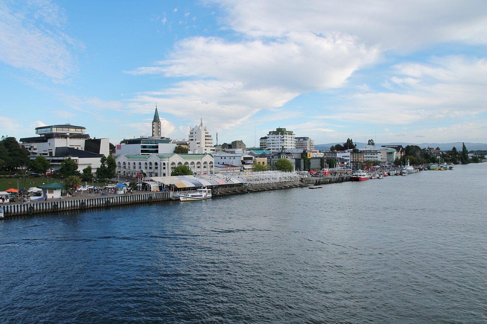 El río Valdivia a su paso por la ciudad