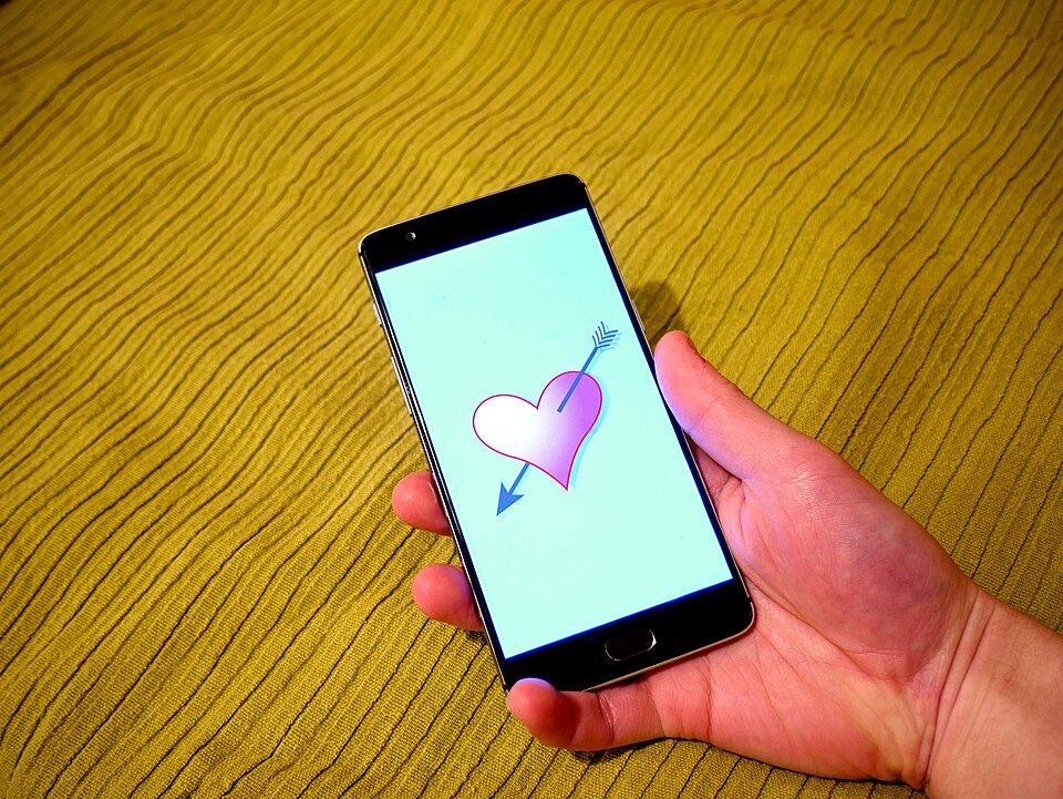 Online Dating in Spain: What to Know Before You Swipe