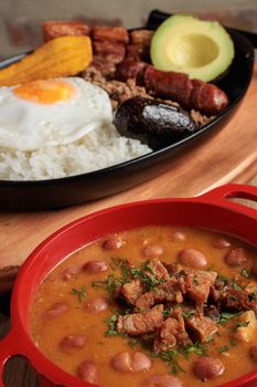 Bandeja paisa vegetariana al horno: el abrazo de maíz y frijol que conquistó Medellín