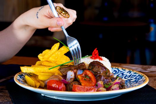 Lomo saltado al horno: el crujiente que conquistó Lima sin sartén