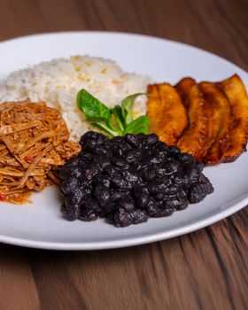 Sopa de Frijoles Negros con Epazote
