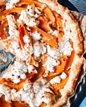 Tarta rústica de calabaza, queso de cabra y almendras al horno
