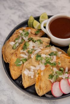 Tortilla de chicharrón con salsa de jitomate