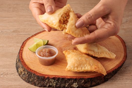 Empanada de Yuca al Horno con Salsa de Ají Verde