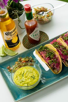 Tacos de Chirimoya a la Parrilla con Salsa de Cacao Negro