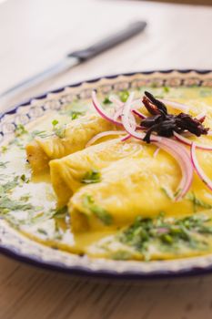 Tiradito de Camarón al Ají Amarillo con Salsa de Cúrcuma