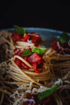 Tallarines de soja con salsa de tomate y albahaca crujiente