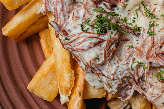 Guiso de carne y yuca al estilo Antioqueño