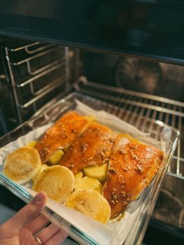 Baked Salmon with Lemon and Dill